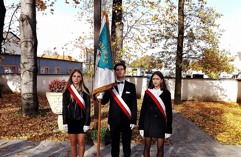 Pożegnanie żołnierza NSZ przez młodzież ZSM-E