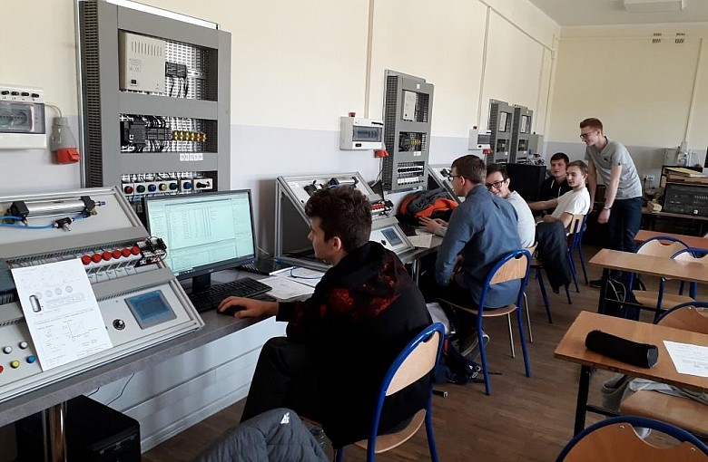 Pracownie do modelowania i&nbsp;wizualizacji pracy robot&oacute;w przemysłowych.