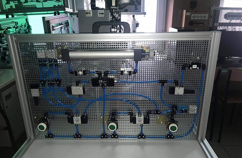 Stanowiska do badania pneumatyki siłowej.