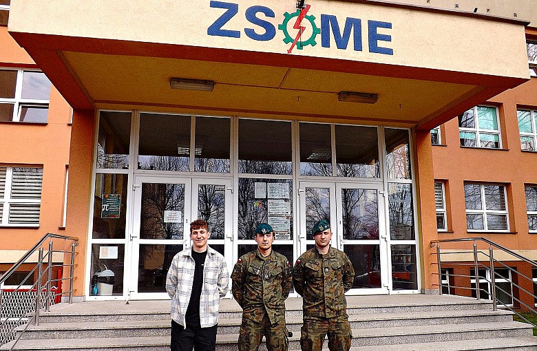 „Mundurowi” w murach ZSME