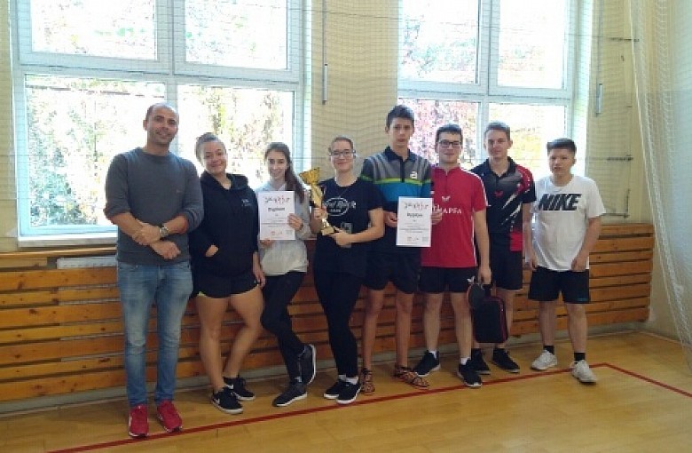 III miejsce uczennic ZSM-E w rejonowych zawodach w tenisie stołowym.