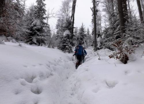 Trekking pod łamaną skałę