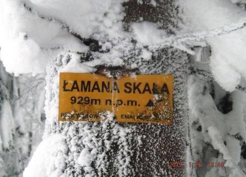 Trekking pod łamaną skałę