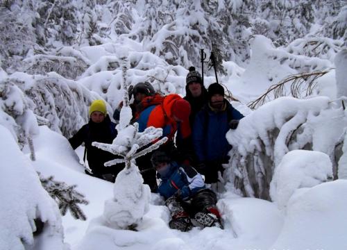 Trekking pod łamaną skałę