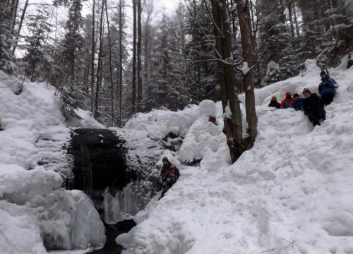 Trekking pod łamaną skałę
