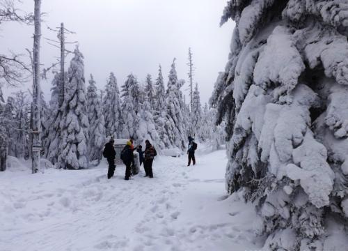 Trekking pod łamaną skałę