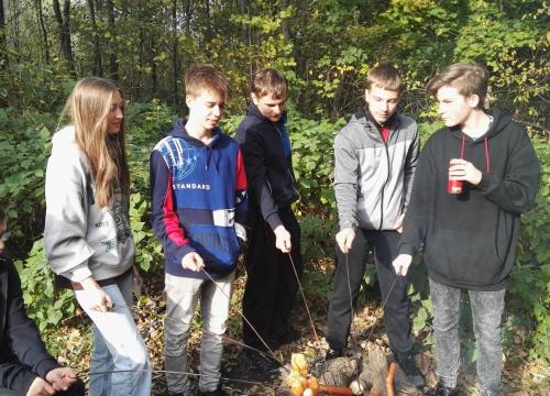 Programiści na ognisku.