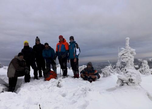 Trekking pod łamaną skałę