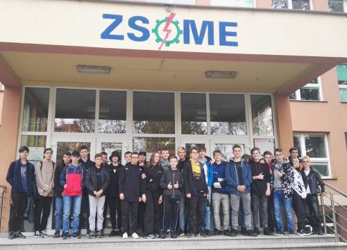 Programiści na ognisku.