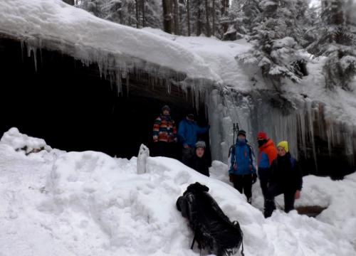 Trekking pod łamaną skałę