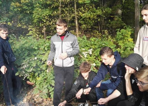 Programiści na ognisku.