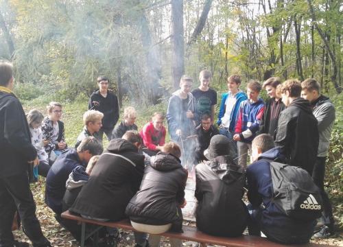 Programiści na ognisku.