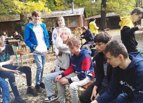 Programiści na ognisku.