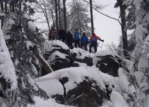 Trekking pod łamaną skałę